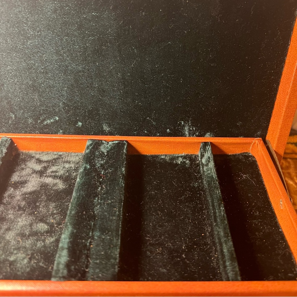 Elegant Vintage Brown Faux Leather Jewelry Box & Green Velvet Lining - Picture 5 of 16